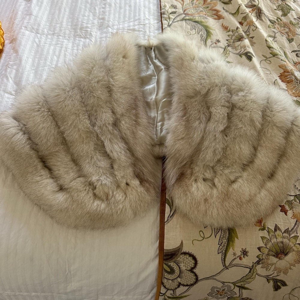 Elegant Vintage White Fox Fur Shawl